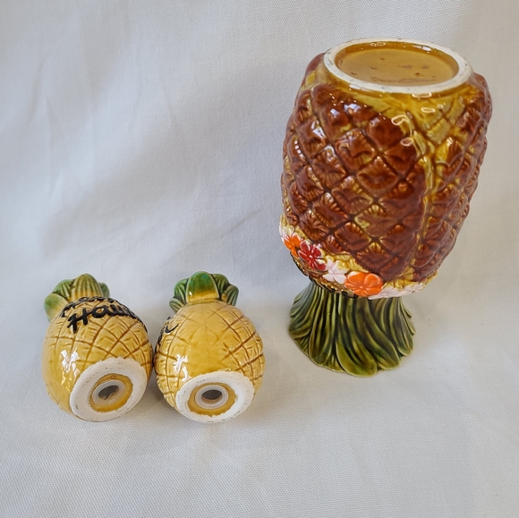 Vintage Hawaii Pineapple Kitsch Kitchen Salt, Pepper Shakers + Vase - Picture 2 of 4